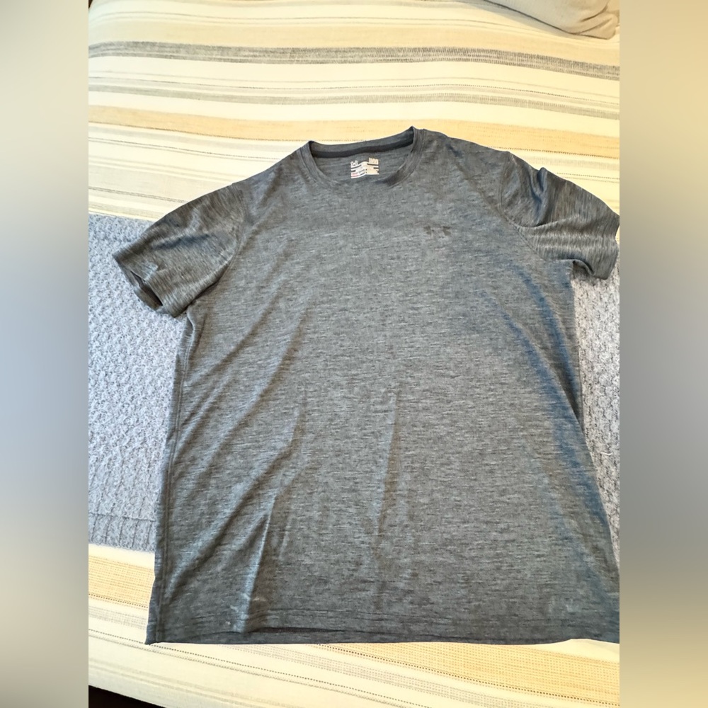 Under Amour Large short sleeve T shirt 
Grey/black color Excellent condition